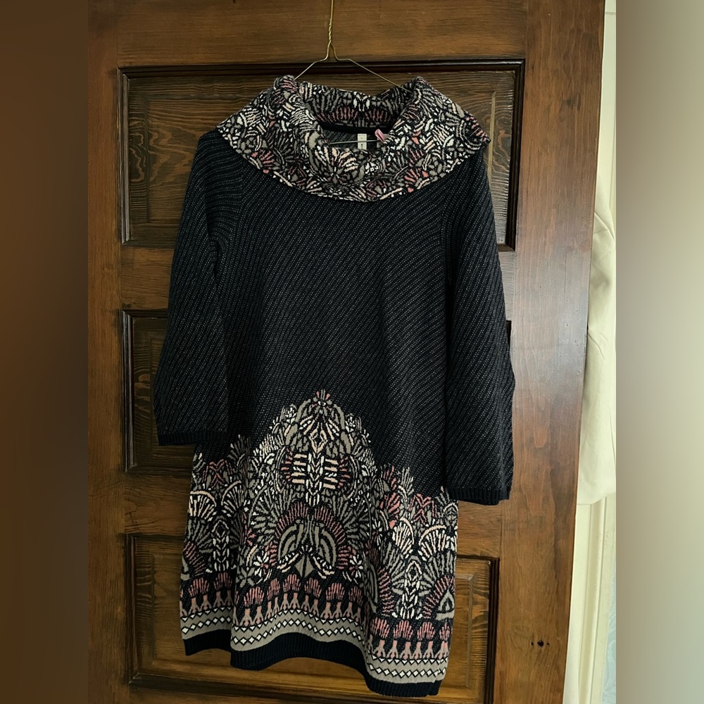 Anthropologie sweater- very unique Great with leggings. Size small.